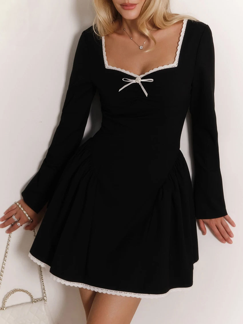 Libbie שמלת מיני עם שרוולים ארוכים וקישוט תחרה